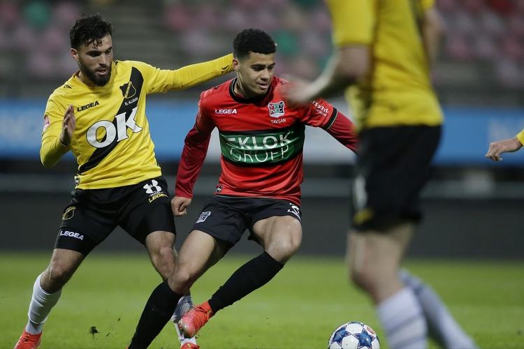 与大量球迷 与大量球迷